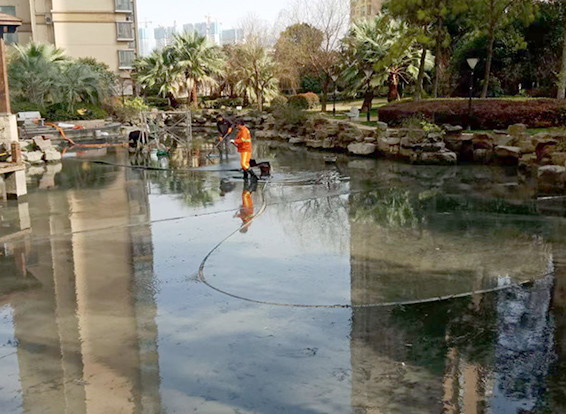 新巴尔虎左景观池淤泥清理