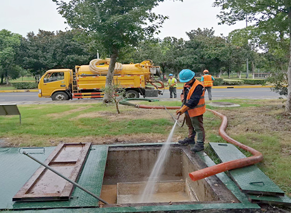 新巴尔虎左化油池清理