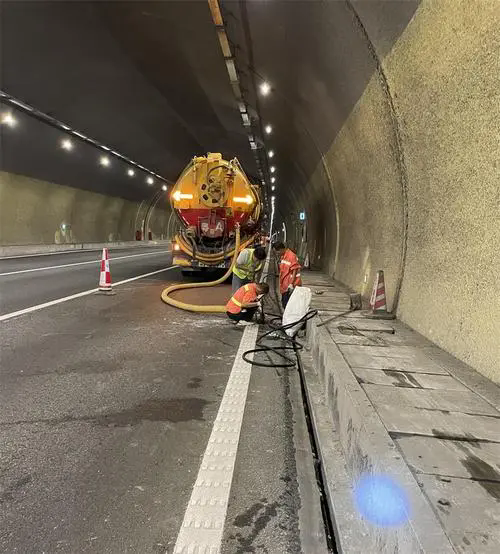 新巴尔虎左隧道排水渠清淤